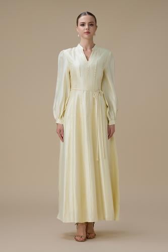 فستان سكري طويل بتطريز ناعم