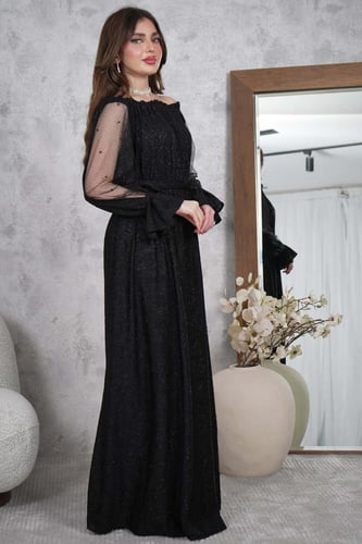 فستان طويل بأكتاف مكشوفة