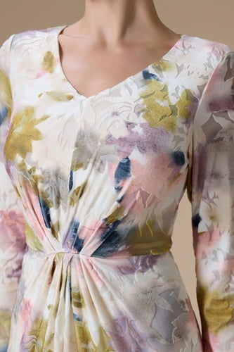 فستان بيج طويل بطبعة أزهار مخمل