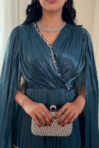 فستان ميتاليك مطرز بكريستال بتصميم كيب لون تركواز