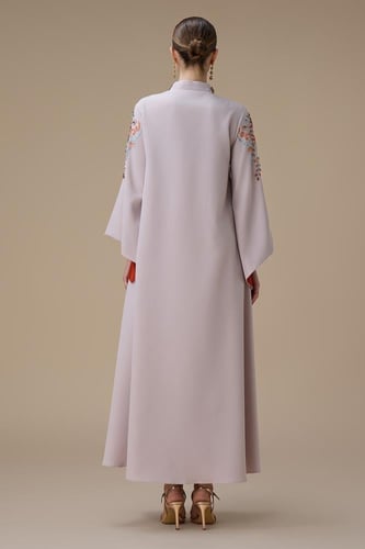 جلابية طويلة بتطريز فاخر وأكمام كلوش مبطنة