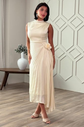 فستان بكسرات مزين بأبلكية ورد لون بيج