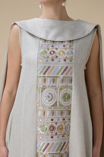 جلابية بيج طويلة بتطريز مركزي وتصميم كاب