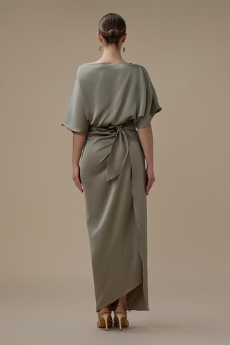 فستان طويل اخضر بدرابيه جانبي