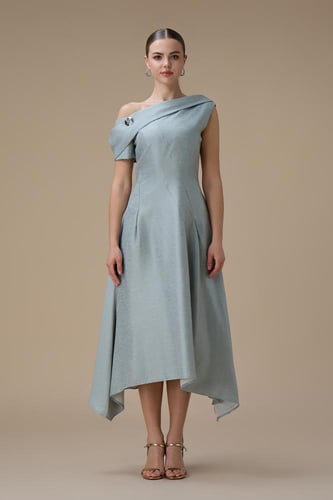 فستان ميدي ازرق بقصة كتف واحد