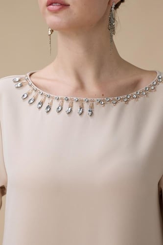 جلابية بيج طويلة واسعة بتطريز وردي ثلاثي الأبعاد