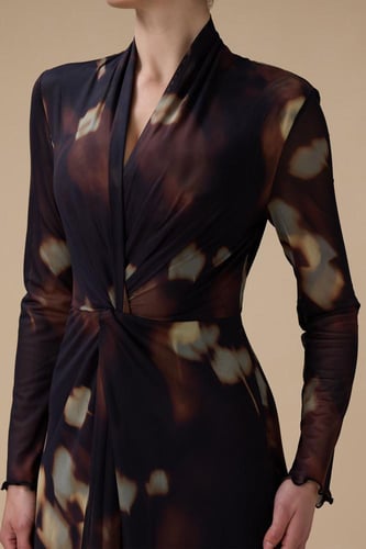 فستان طويل بني بقصة ملتفة وأكمام طويلة