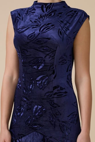 فستان كحلي طويل مخملي بنقوش