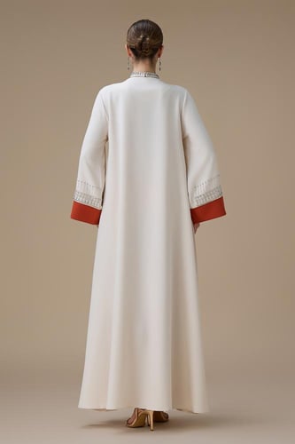 جلابية طويلة بيج بتطريز انيق