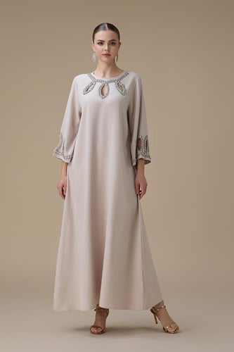 جلابية طويلة بيج بتطريز فضي