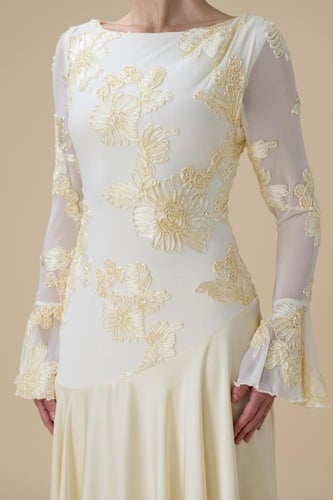 فستان اصفر فاتح طويل مطرز بأكمام شفافة