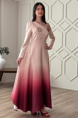 فستان ماكسي بألوان متدرجة مزين بأبلكية ورد