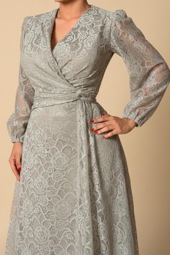 فستان دانتيل رمادي بتصميم لف وأكمام طويلة