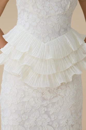 فستان أبيض طويل بتطريز دانتيل