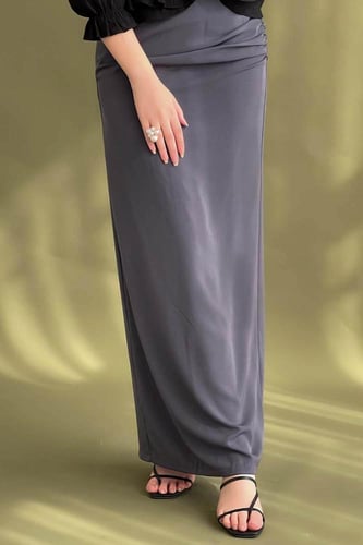 تنورة سادة زم بالخصر لون رصاصي غامق