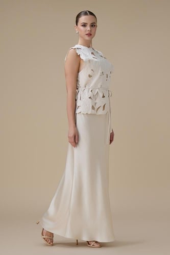 فستان سكري من قطعتين بتطريز ثلاثي الأبعاد