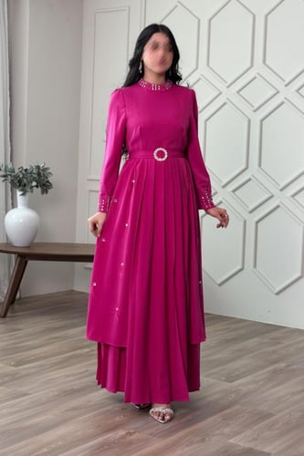 فستان بتصميم مقسم بكسرات مطرز بالكريستال لون فوشي