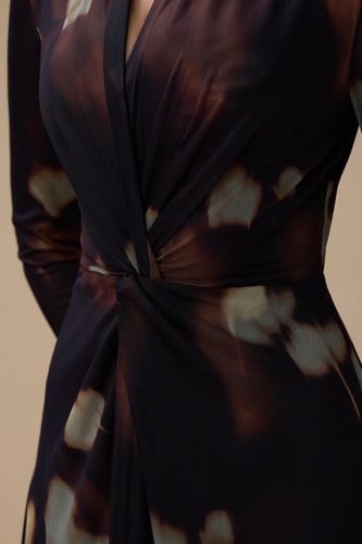 فستان طويل بني بقصة ملتفة وأكمام طويلة