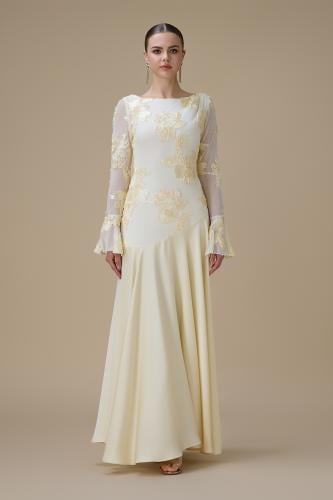 فستان اصفر فاتح طويل مطرز بأكمام شفافة