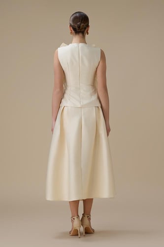 طقم بيج بتصميم وردي ثلاثي الأبعاد وتنورة واسعة