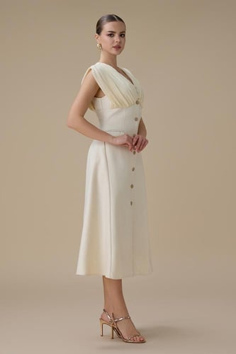 فستان ميدي سكري بأزرار أمامية وتفاصيل بليسيه