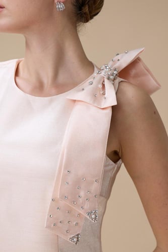 فستان ميدي مشمشي بتنورة شيفون واسعة