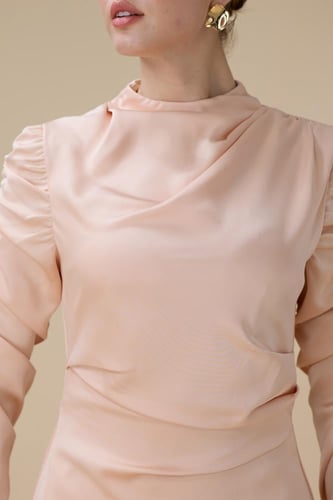 فستان طويل مشمشي ساتان