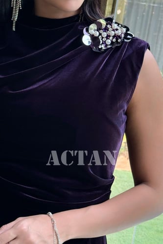 فستان مخملي بقصة ضيقة مزين ببروش لون بنفسجي