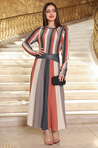 فستان ماكسي مخطط بأكمام طويلة