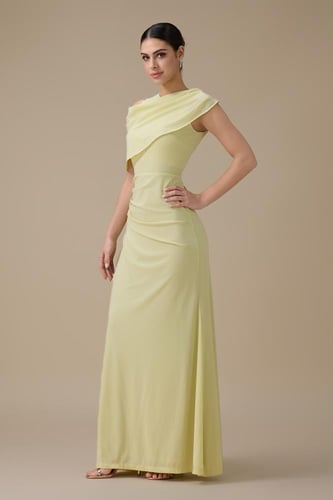 فستان أصفر طويل بتصميم أنيق وكتف واحد
