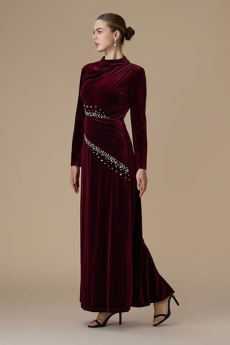 فستان برغندي طويل مخمل مزين بالكريستال