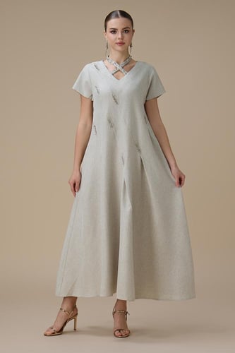 جلابية طويلة بيج بياقة v متقاطعة