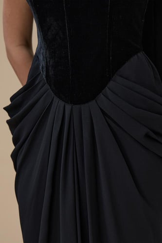 فستان أسود طويل مع شال بتصميم درابيه