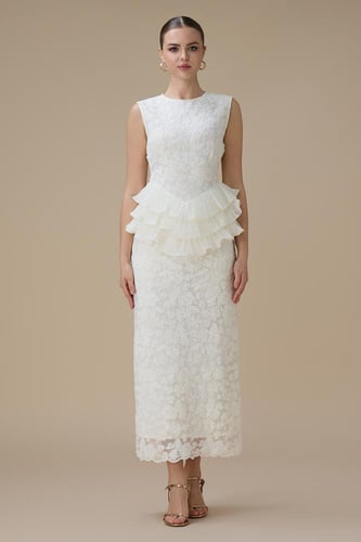 فستان أبيض طويل بتطريز دانتيل