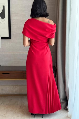 فستان ماكسي بكسرات جانبية لون احمر