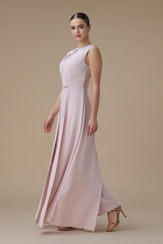 جمبسوت وردي بتصميم ناعم وتفاصيل كريستالية