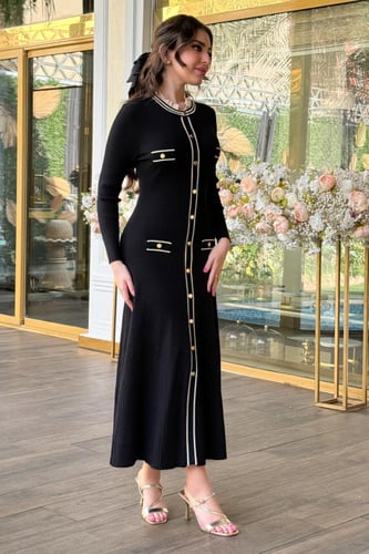 فستان ميدي بحياكة مضلعة مزين بأزرار لون اسود