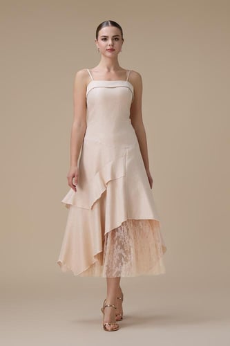 فستان ميدي مشمشي بحمالات رفيعة بطبقات مع دانتيل