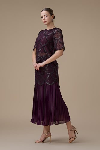 طقم عنابي دانتيل مع تنورة بليسيه أنيقة