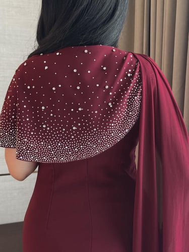 فستان عنابي سهرة ماكسي بياقة مزينة بالفصوص