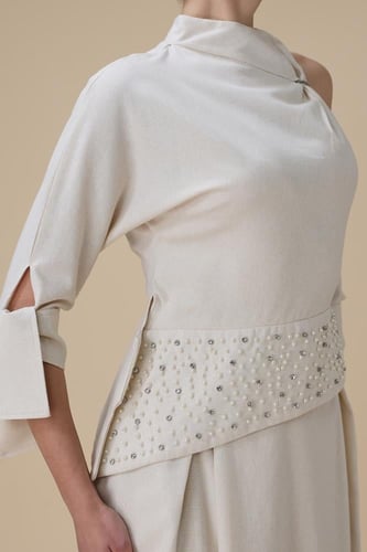 طقم بيج ميدي بتصميم كتف واحد وحزام مطرز باللؤلؤ