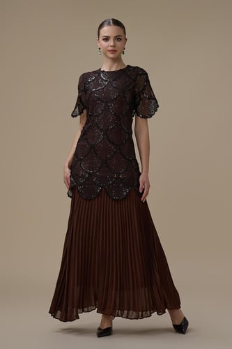 فستان دانتيل بني بتنورة بليسيه أنيقة