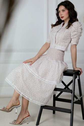 طقم بلوزه وتنوره بتصميم مقسم لون بيج