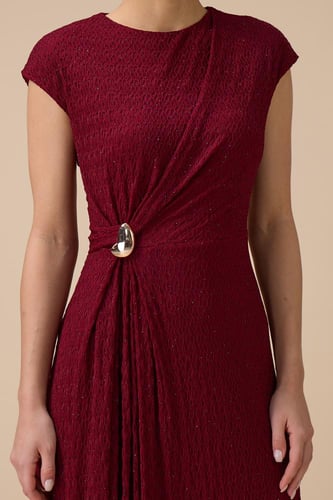 فستان طويل برغندي بتفصيلية جانبية