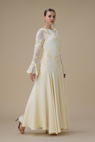 فستان اصفر فاتح طويل مطرز بأكمام شفافة