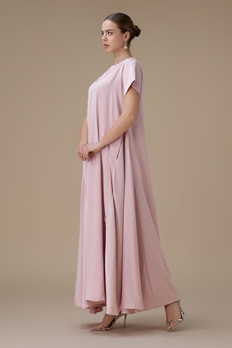 جلابية طويلة وردي فاتح بقصة واسعة