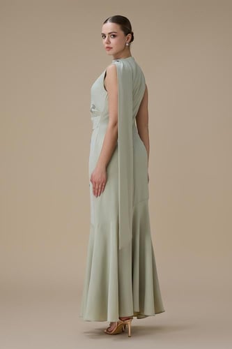 فستان طويل أخضر فاتح بتطريز ووشاح جانبي