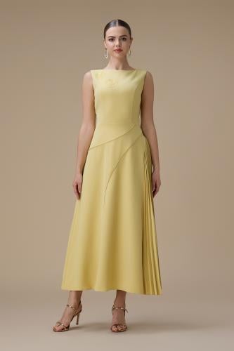 فستان اصفر طويل بكسرات من الجانب