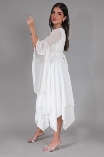 فستان بياقه مربعه بحافه بطول متباين لون ابيض