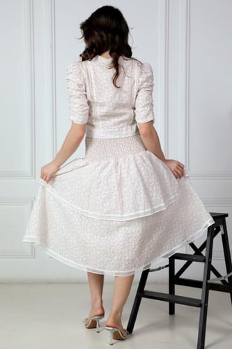 طقم بلوزه وتنوره بتصميم مقسم لون بيج